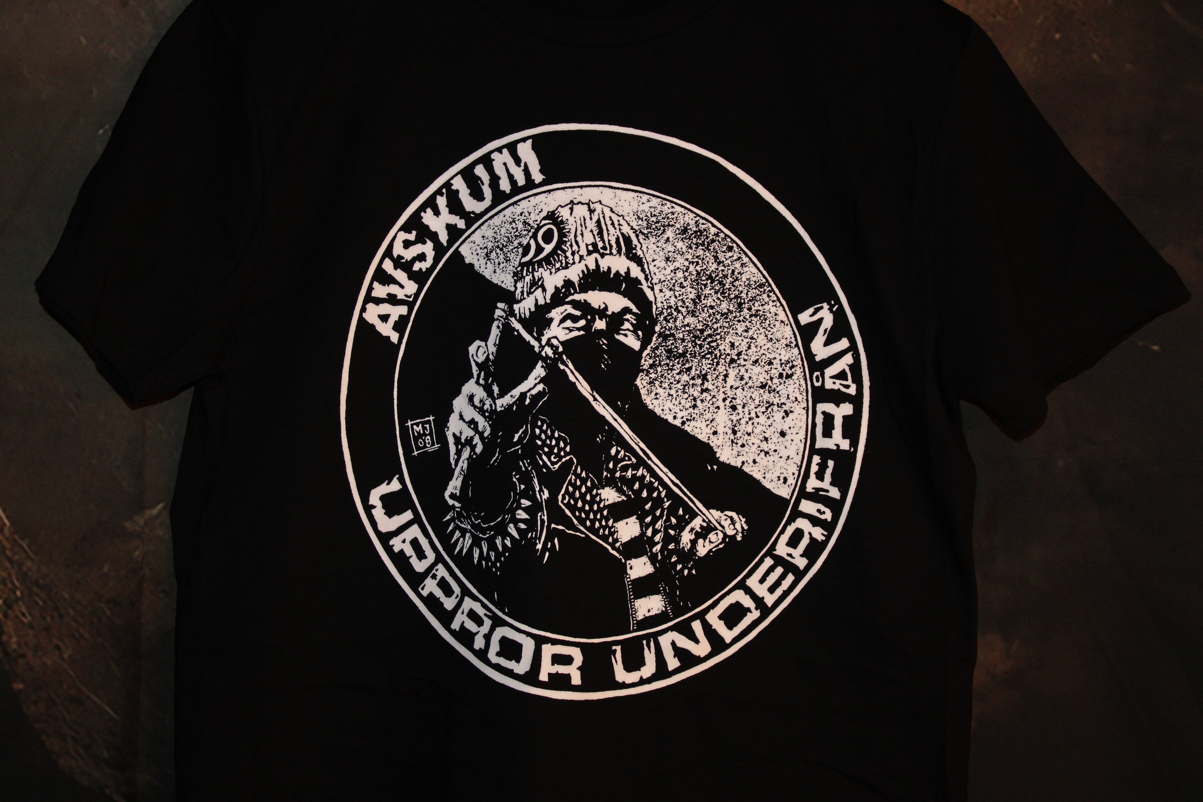 AVSKUM-UPPROR UNDERIFRÅN